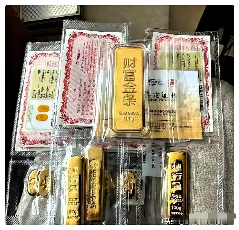 买黄金的朋友估计都刷到老铺黄金，他家不走克重计价，全是一口价。
 
同样是黄金，