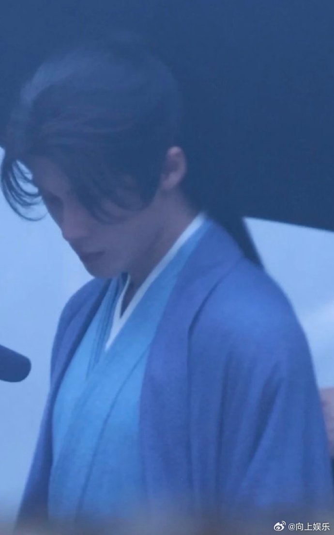 檀健次素衣披发造型檀健次谢却山蓝衣清冷感透 檀健次谢却山蓝衣清冷感透，檀健次素衣