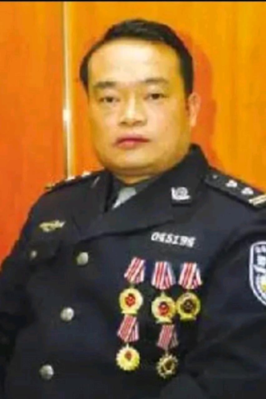 1992年，缉毒警察明正彬20岁的侄子参与贩毒，被他亲自抓获，并判死刑。行刑前一