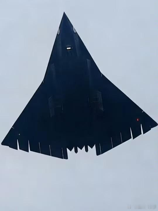 歼-36的核心价值在于填补传统“歼-50远程战斗机”与“轰-20远程轰炸机”之间