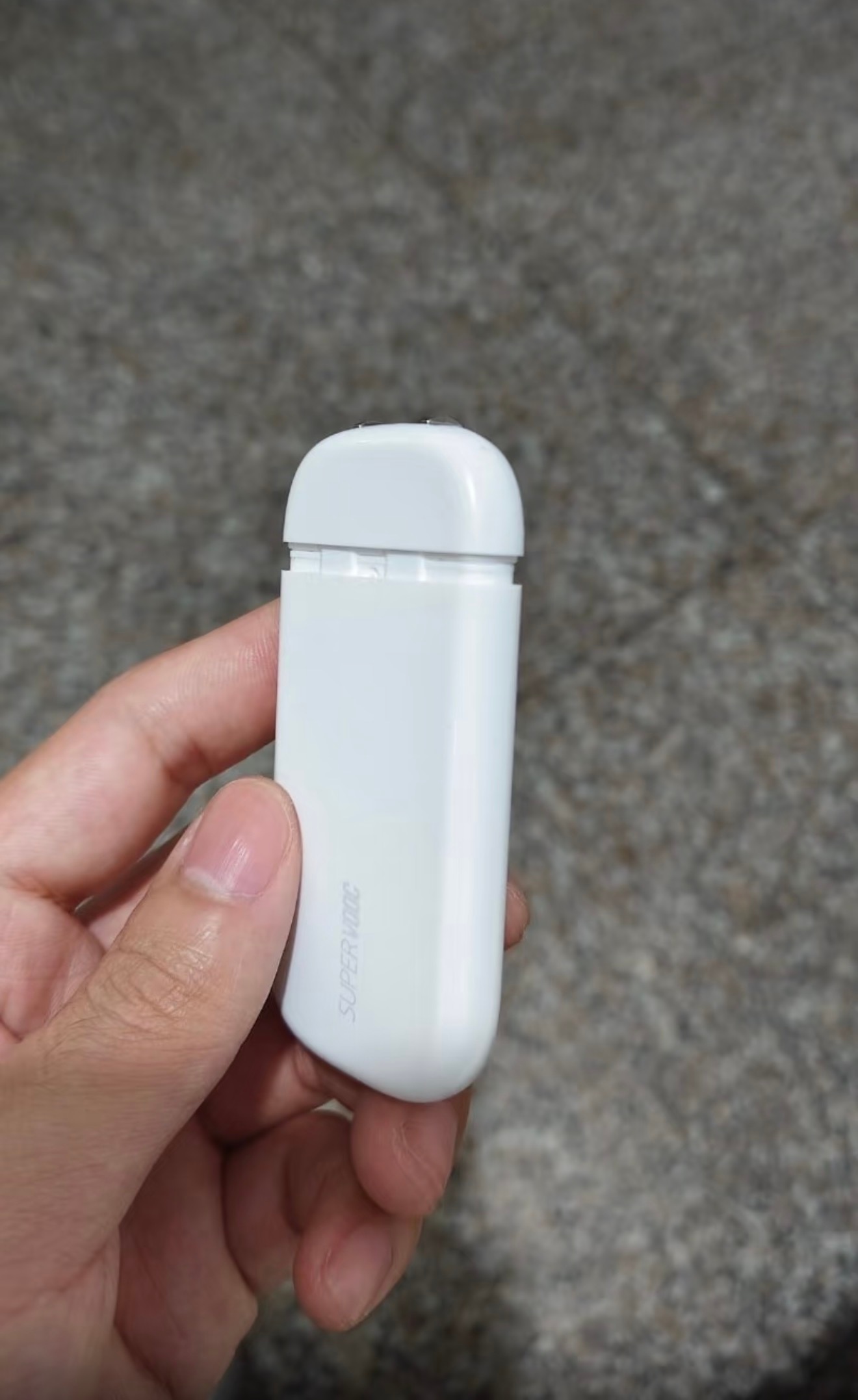 oppo饼干充电器 早上不是发了个 OPPO 饼干头的视频，评论区有人晒自己的裂