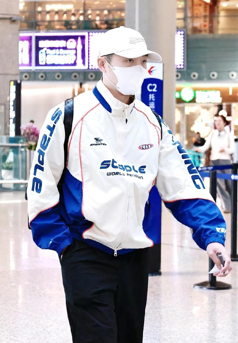 致敬龙队！致敬许昕！
4月16日，他们都抵达
国乒成都封训基地
去把自己的经验心