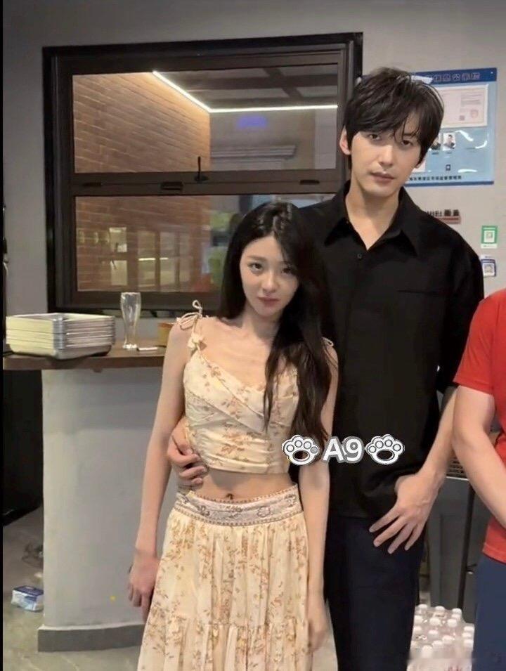 柳夫真的很喜欢搂柳柳的腰那个霸总总有一种相当腹黑且心眼子多的感觉柳周cp｜半熟恋
