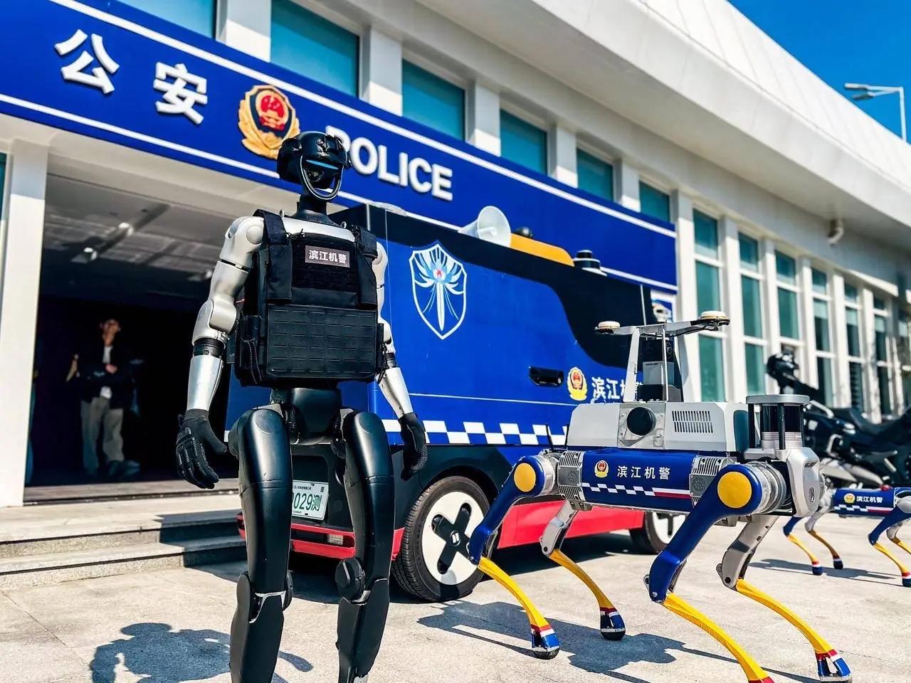 这不是科幻大片，是杭州西湖半程马拉松的真实现场！赛道旁指挥交通、疏导人流的“民警