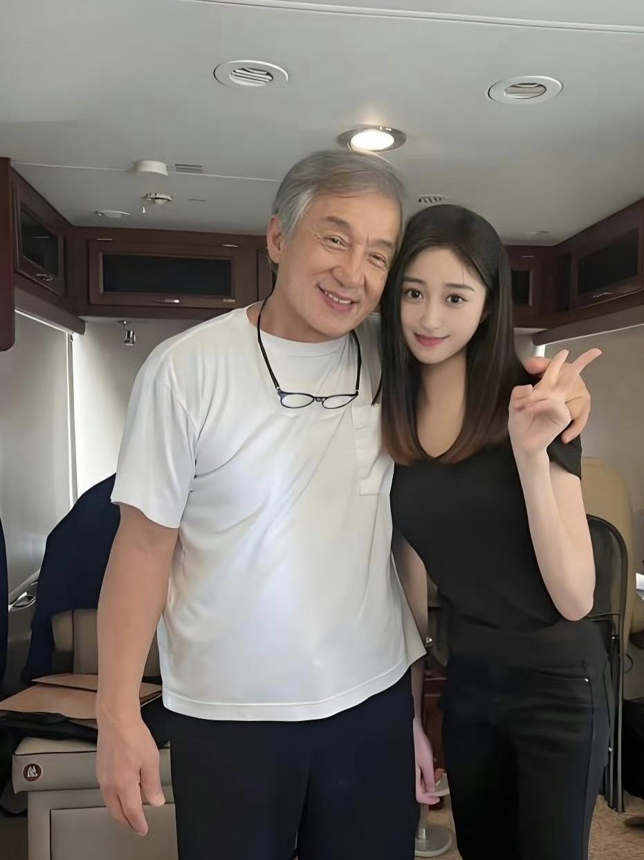 老大哥，搂个肩就好，不能再多了。