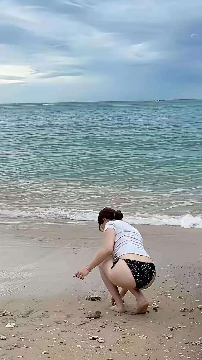 我们疯狂追捧的“田园诗意”，不过是被精准算计的精神安慰剂。

每天挤在早高峰的地