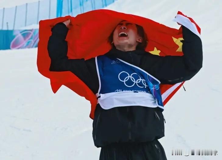 中国滑雪名将苏翊鸣真是国之骄傲！在今天结束的米兰冬奥会单板滑雪男子坡面障碍技巧决