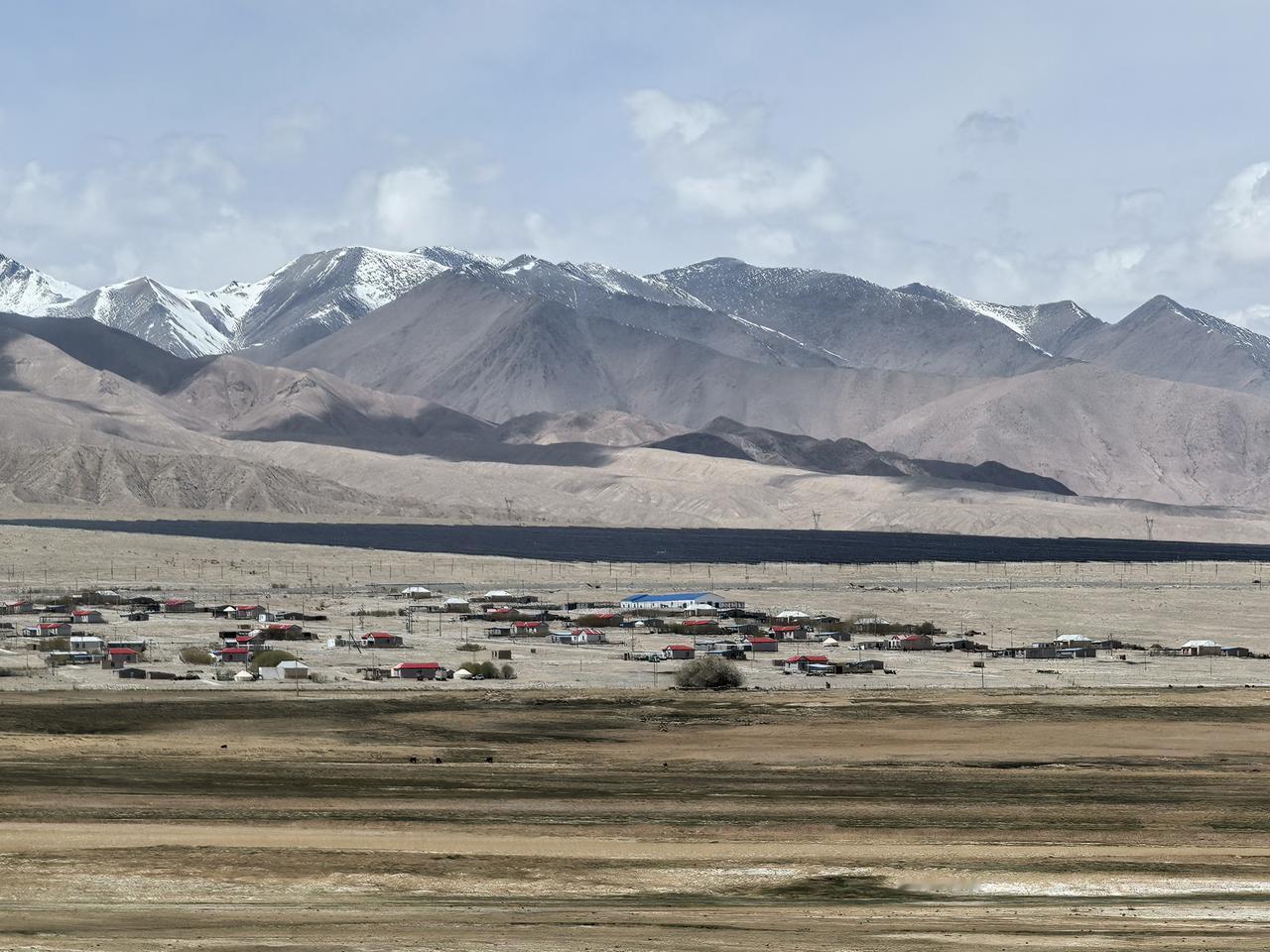 给大家分享一张陕西巴山春日的自然风景照。春日里，陕西南部的巴山山脉换上新绿，山水