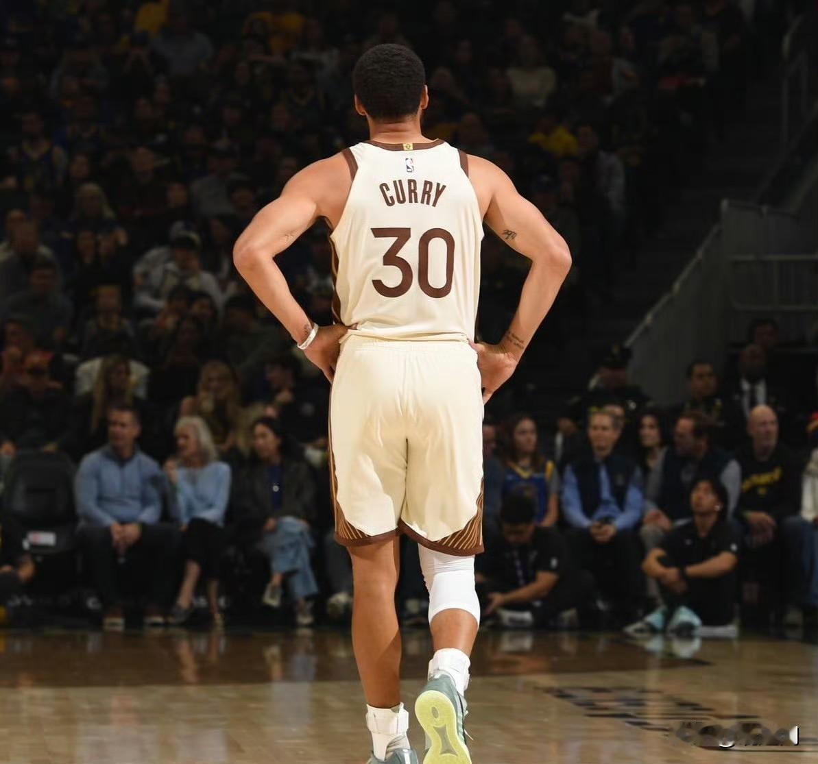 库里正式无缘本赛季NBA所有个人奖项！时代标志连续缺席，最佳阵容断档再现
 
根