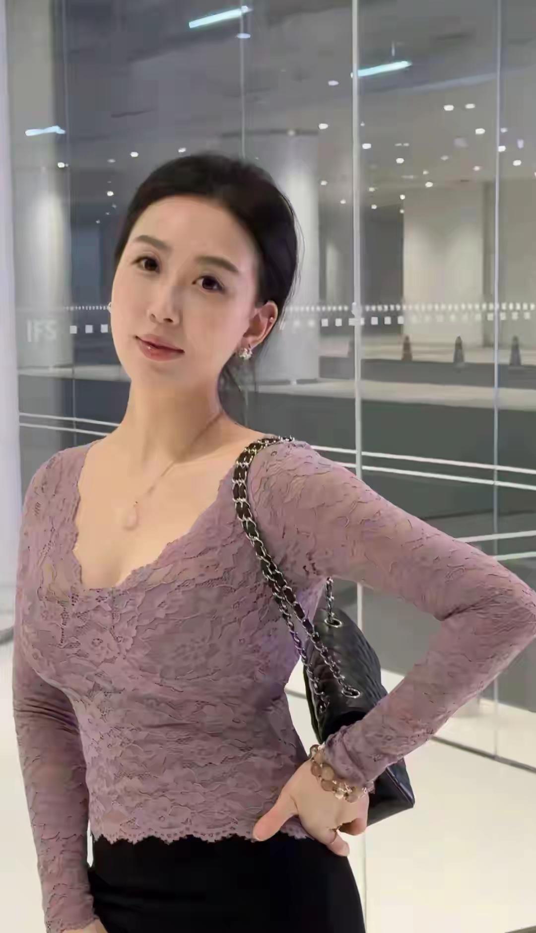 作为一名八零后的女孩子，到这个年纪了还没有对象，是不是给大家拖后腿了。