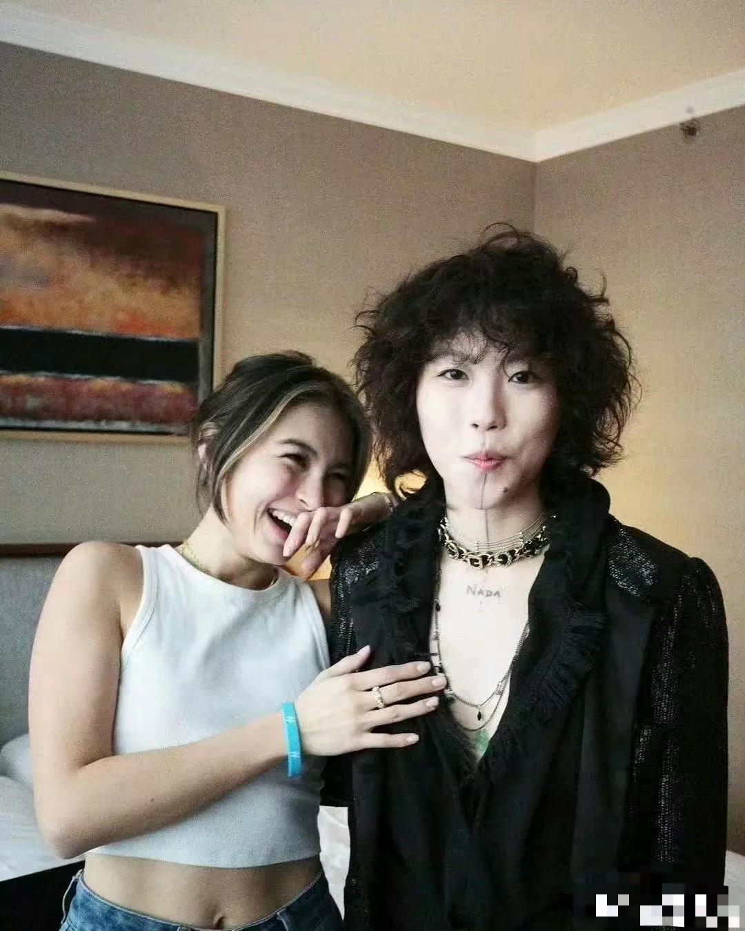 旁边的美女为什么笑地那么开心，是不是被窦靖童的发型惊到了！
窦靖童已经走向了女人
