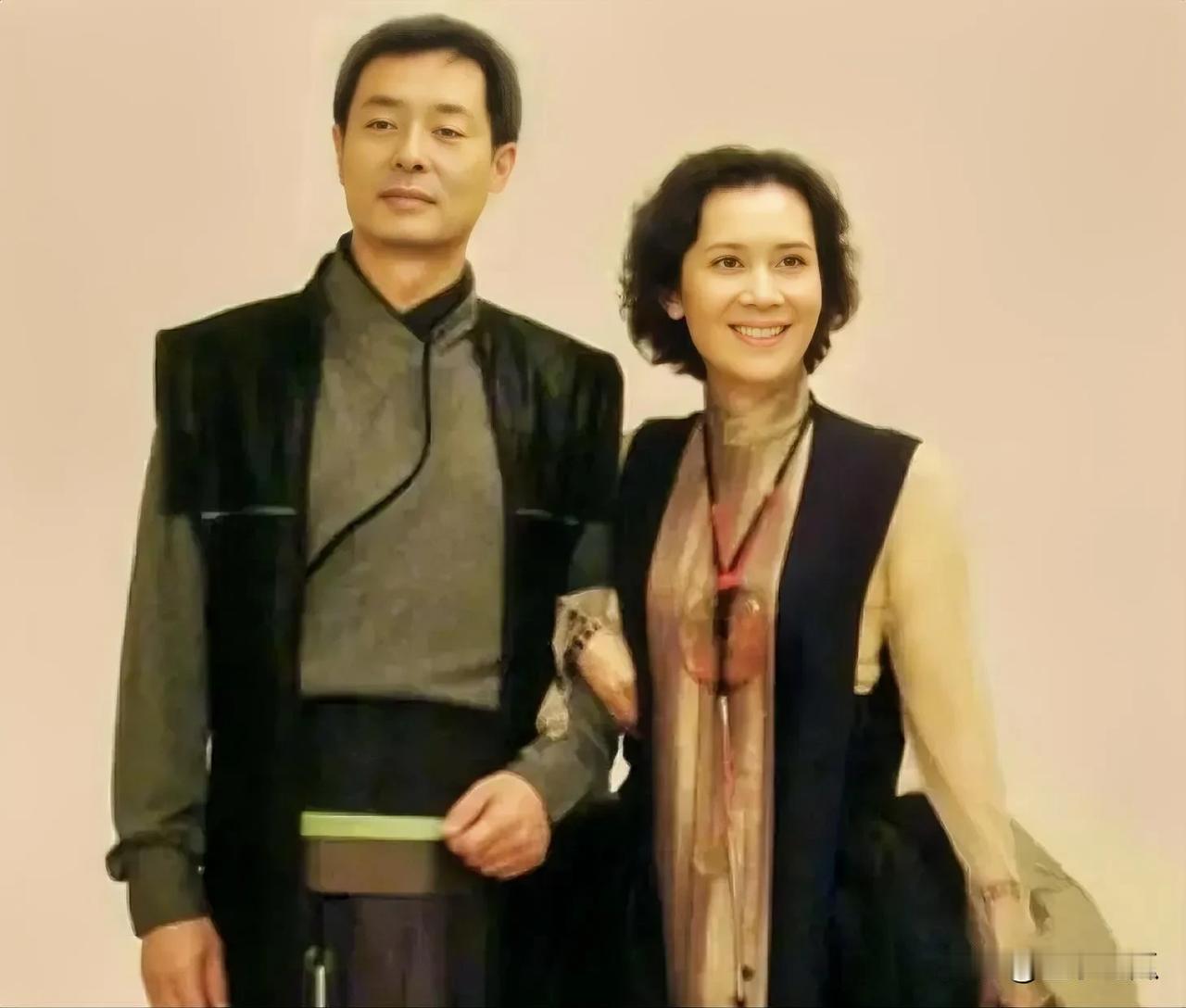 两位德艺双馨的老戏骨同框。右边的美女肖雄，人美且演技出众，她当时出演的影视剧《蹉