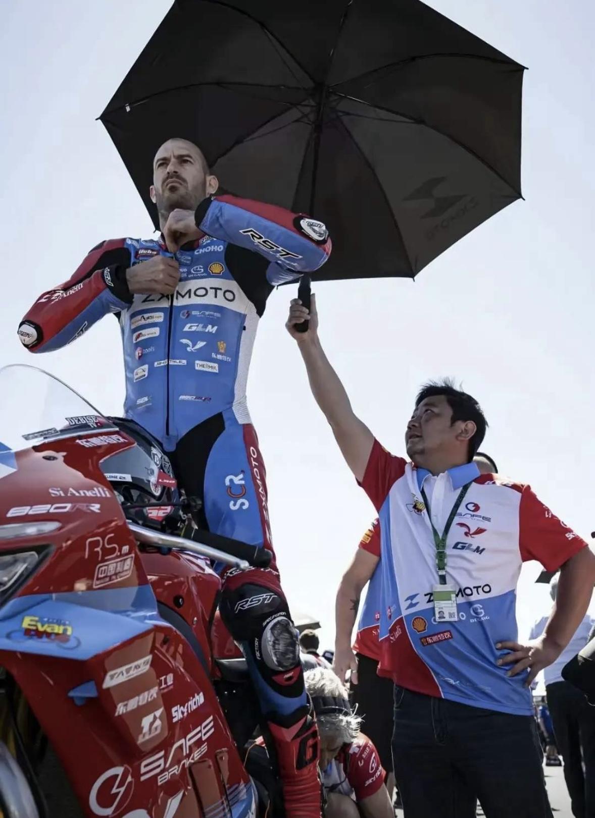 张雪车队车手瓦伦丁谈起他的老板张雪，满脸的佩服，他说张雪没有一点老板架子，和整个