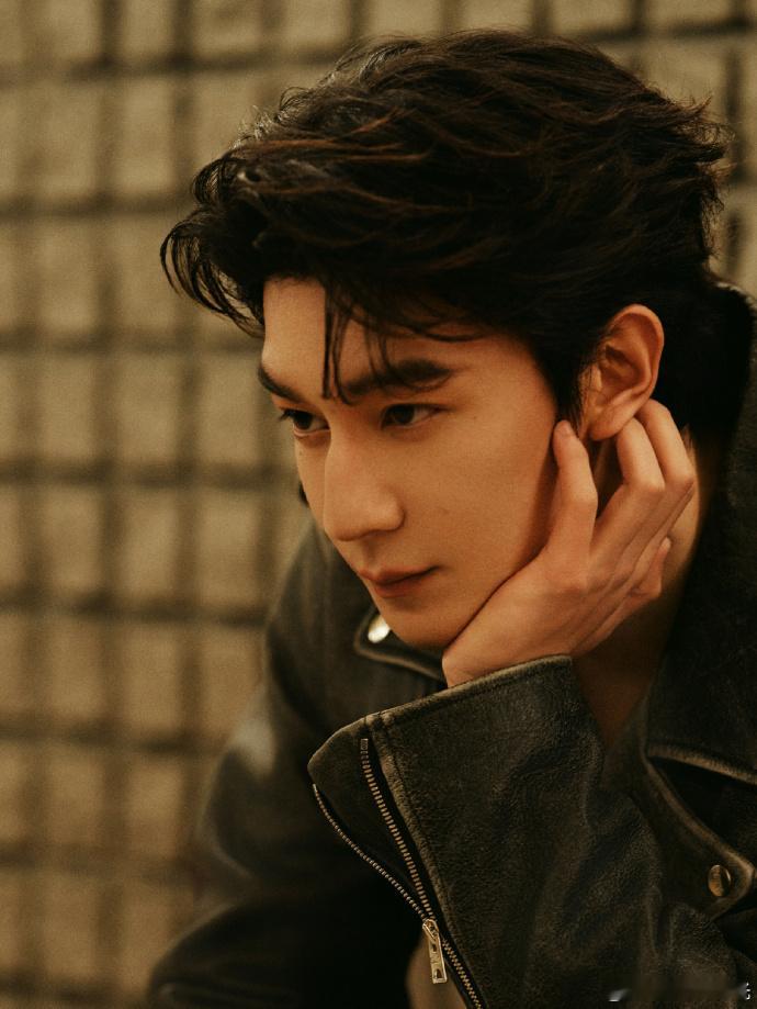 夏之光脸和身材各长各的 刷到夏之光最新图我愣了一下，脸是干干净净的邻家少年，身材