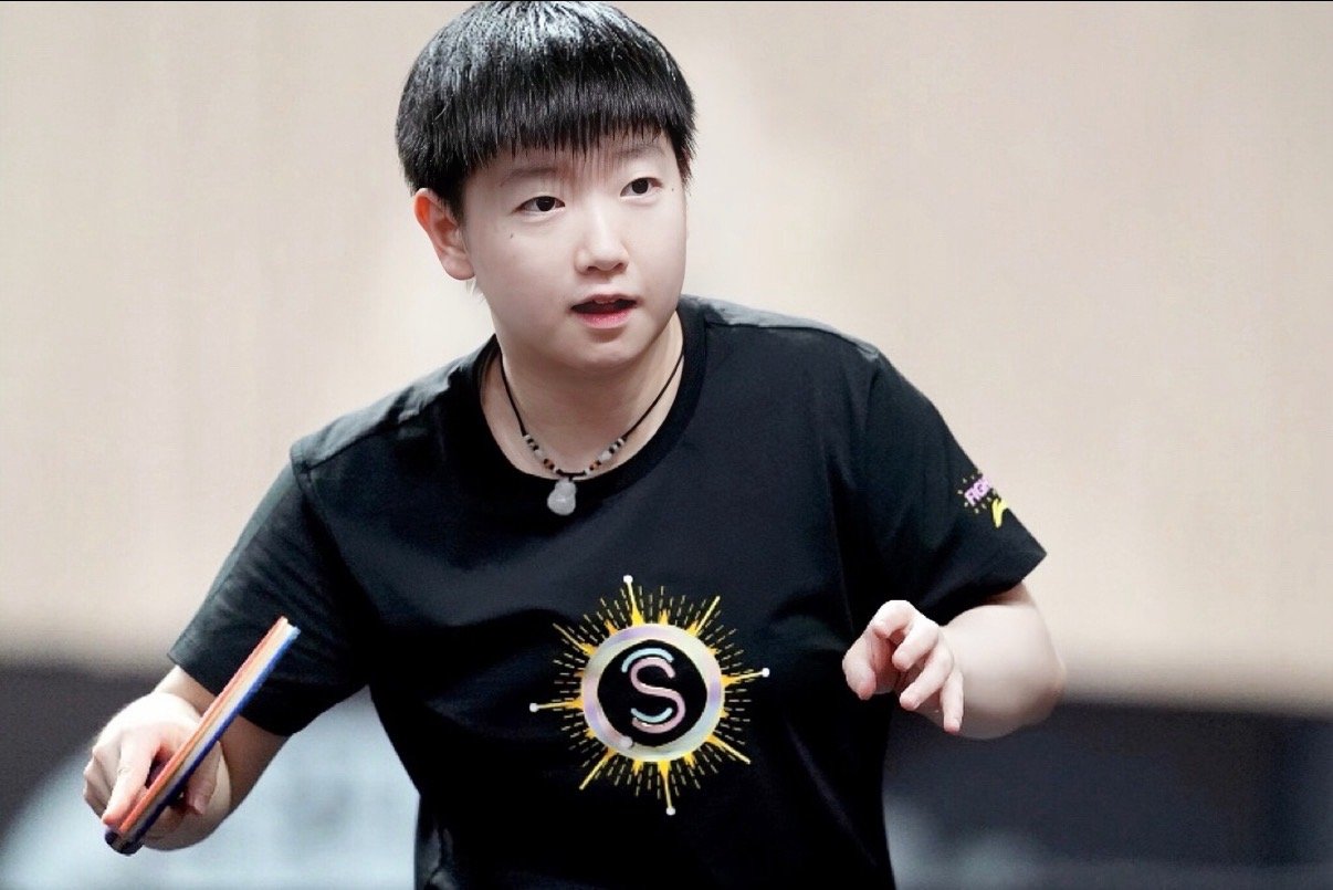 孙颖莎练到满头大汗还是笑眯眯 脸上却一直挂着甜甜的笑容，认真又可爱。这份热爱与乐