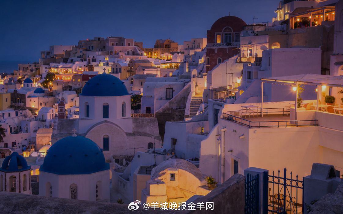 #晚安# 站在天台，晚风轻拂，满眼是白墙蓝顶的浪漫建筑，夜色温柔笼罩。卸下一天疲