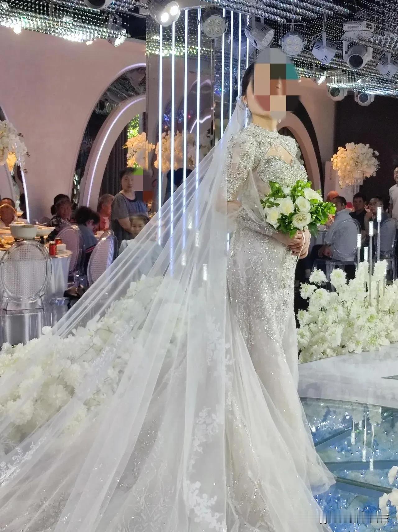 参加朋友娶儿媳妇的婚礼，仪式感很强，幸福感满满，还发现了一个有趣的现象。
朋友两
