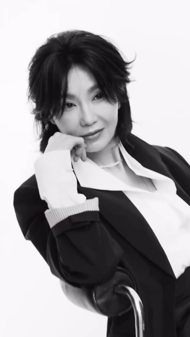 张曼玉61岁状态不愧是曼神时光不败美人，举手投足优雅尽显，这份高智感是没有任何平