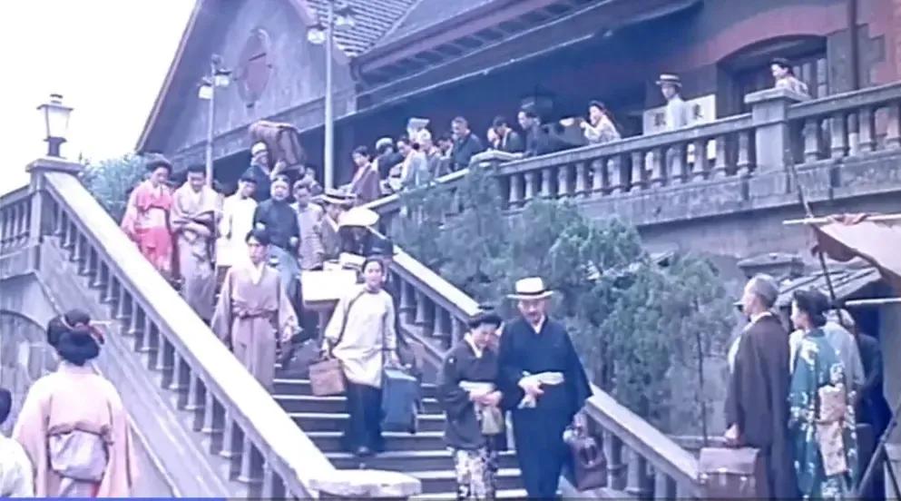 可能很少人会注意到电影《秋瑾》里的东京火车站（图一）取景自上海长宁站（图二）
图