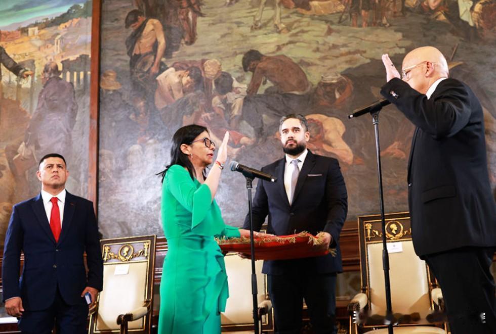 【委清除内奸行动正式开始】
    委内瑞拉政府1月5日正式颁布一项法令，要求国