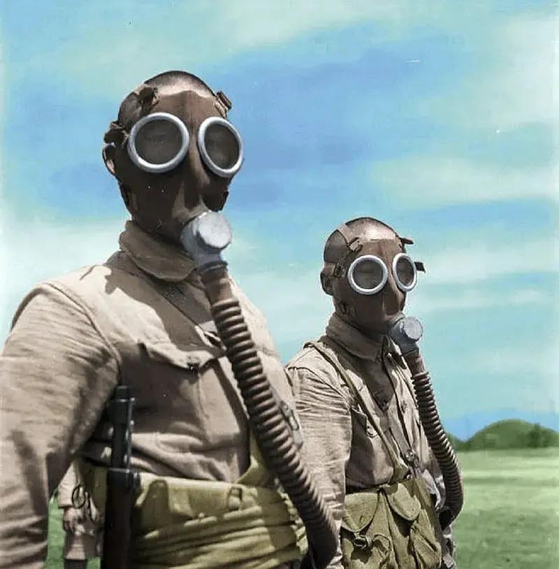 1944年4月25日，浙江丽水碧湖镇军事训练中心，两名戴着防毒面具的战时青年训练