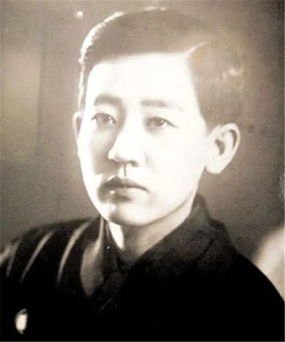 1945年，军统审问川岛芳子可她就是不开口。这时，戴笠一脸邪笑地走过来，他一边用