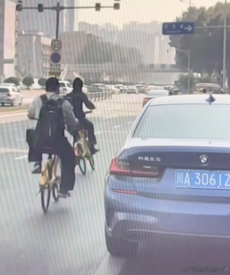 论张峻豪的私生有多厉害 一开始还以为是哪个小偷打算拉车门划车痕呢，结果这是私生把