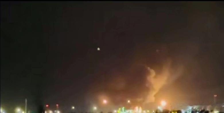 匈牙利的“能源心脏”——萨兹豪隆包陶的多瑙河炼油厂突然炸了，滚滚黑烟像块巨型墨渍