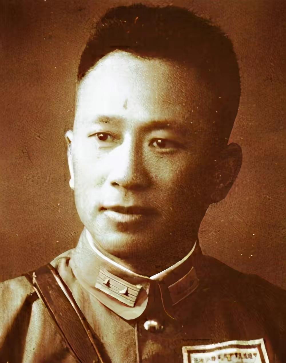 1957年底，北京战犯管理所来了两个探监的人，一男一女。战犯们看到看到这男的，不