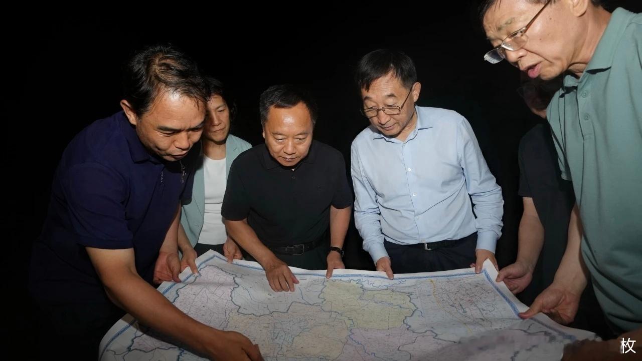 8月14日，国家防总副总指挥、水利部部长李国英赶赴河南现场指导堤防溃口险情处置工
