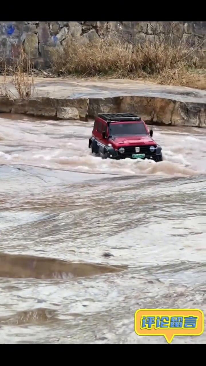 坦克300过河的正确方式，直接冲进河流里冲上岸。
网友：好厉害的汽车。
4月26
