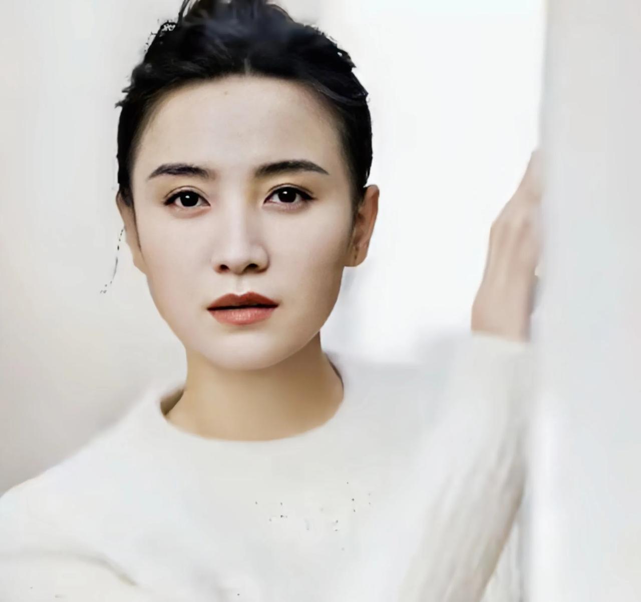 女演员中，宋佳不算最漂亮，但就是最耐看的，怎么看都好看都顺眼

宋佳在女演员里，