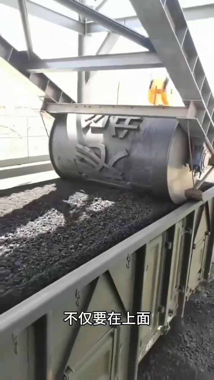 煤炭烙印。
注意看，这是火车在拉煤时的场景，不仅要在上面喷上一道阻燃剂，而且还会