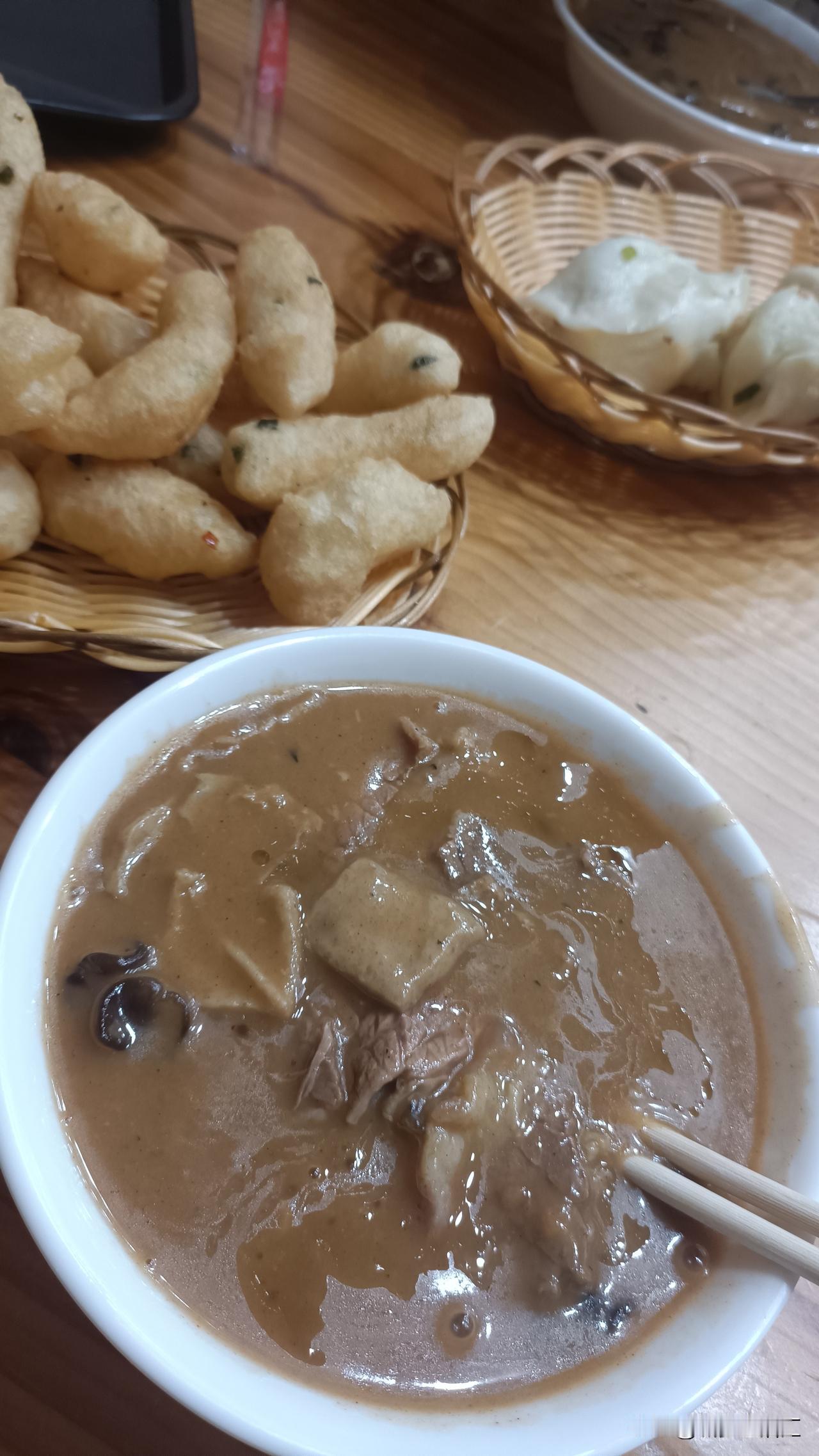 郑州是一座羊肉烩面城，也是一座胡辣汤城。
胡辣汤分三个流派：逍遥镇、北舞渡，本地