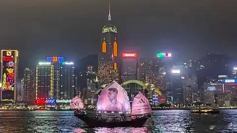 维港的船帆都是大幅的梅西海报，你却告诉我们上不了场！

最近迈阿密国际来香港了，