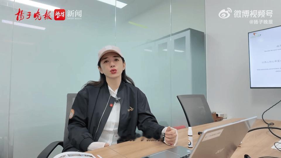 做慈善让黄奕有一颗谦卑的心黄奕探望7岁重度烧伤女孩 看完黄奕的采访才知道，烧烫伤