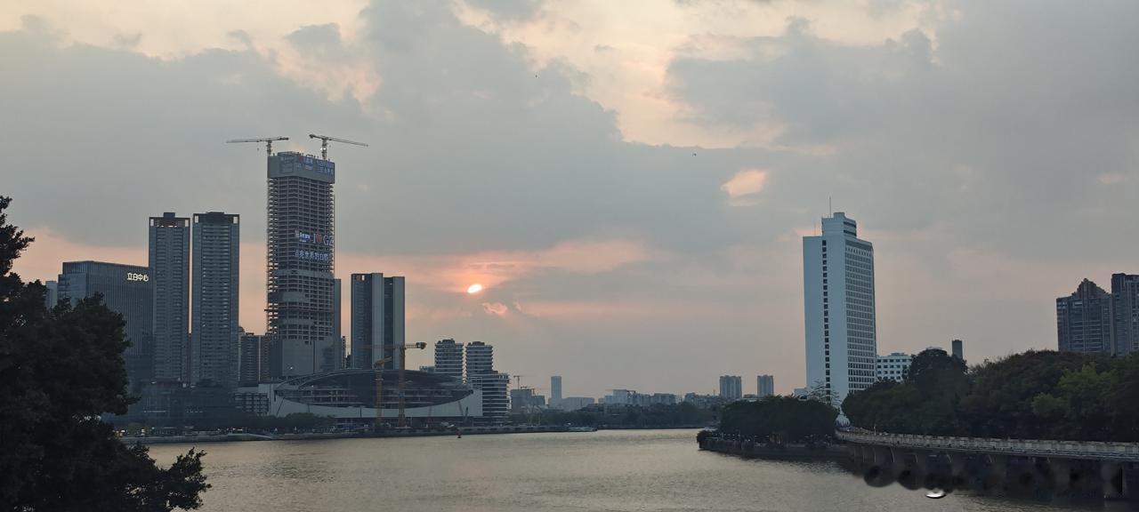 刘慈欣在《三体》里说:“仅靠生存本身是不能保证生存的，发展是生存的最好保障”，放
