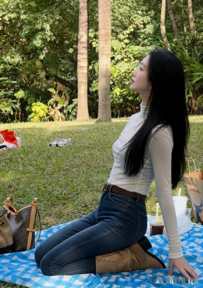 阳光洒落的日子，简直是野餐的绝佳时机！找一片绿草如茵的草地，铺上漂亮的野餐垫，和