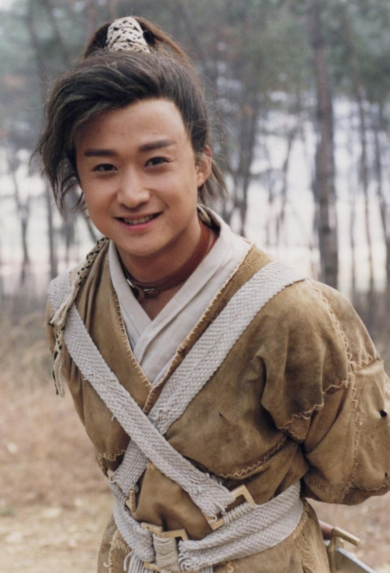 吴京的古装旧照，2000年，当时的吴京26岁，长着一张娃娃脸，挺阳光帅气的。
