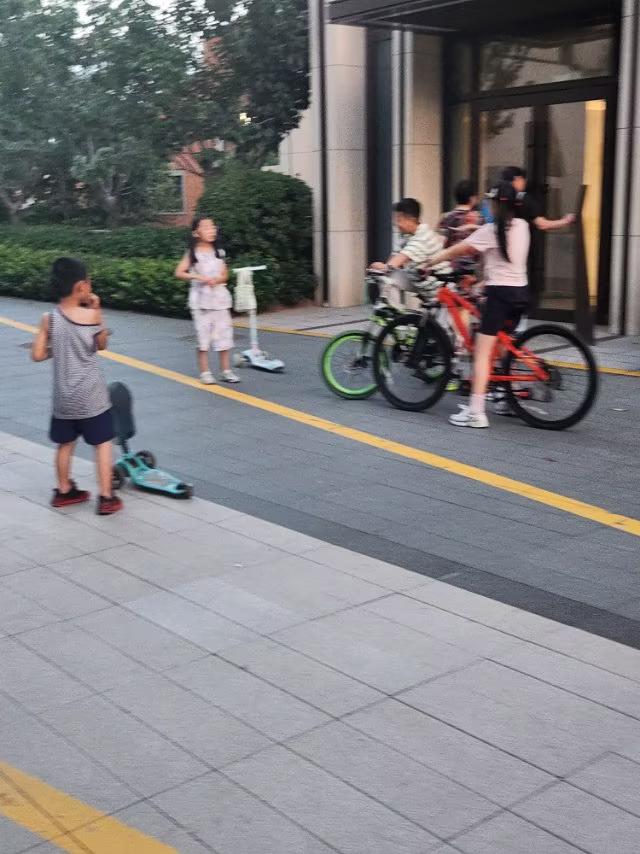今日青岛，气温25C'度至27C'度，体感29C'度，祝大家早安吉祥！

今天是