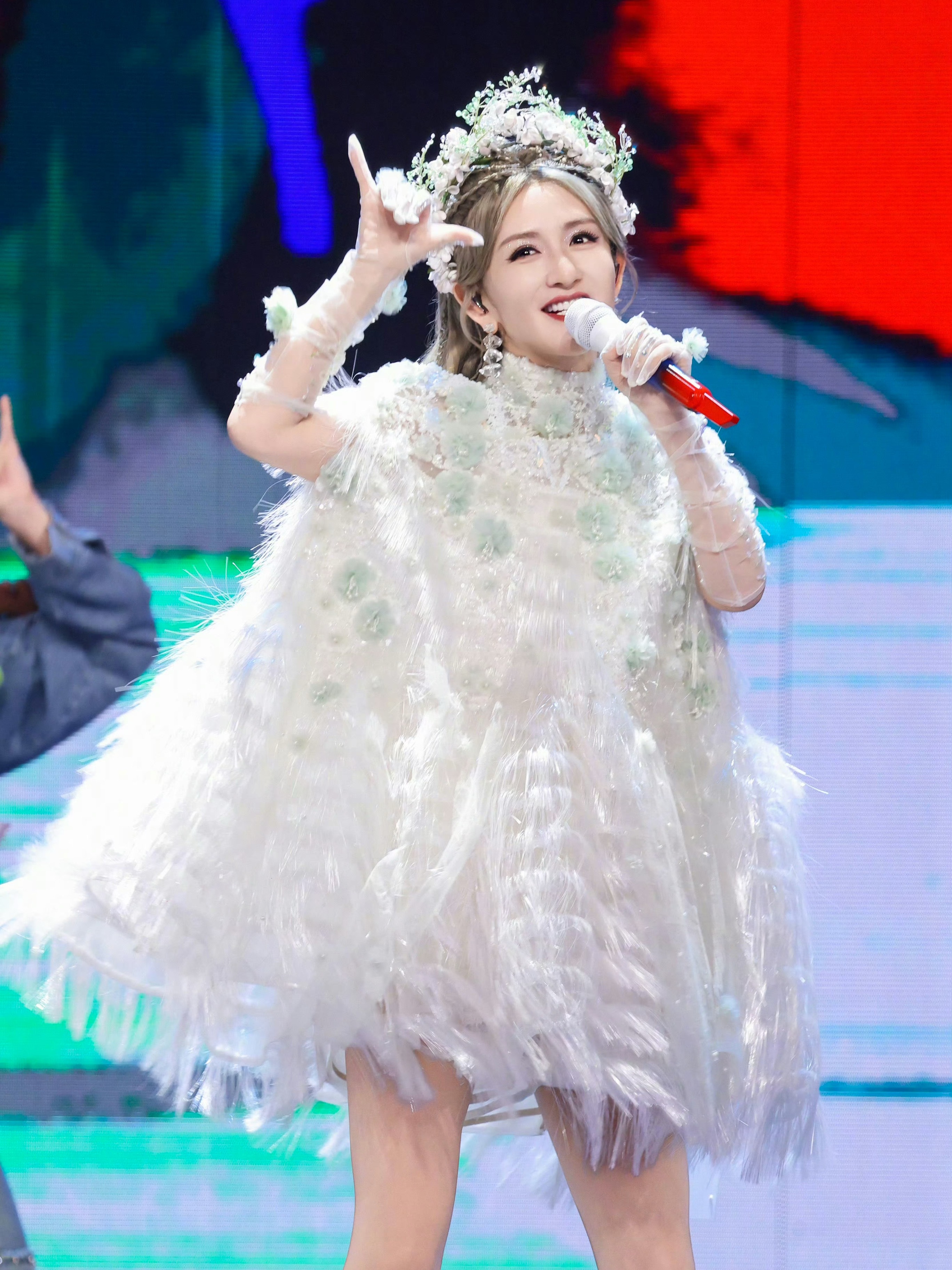谢娜演唱会已经从吐槽演变成网暴了我不认为娜姐的演唱会不好，反而觉得很值得，那些抗