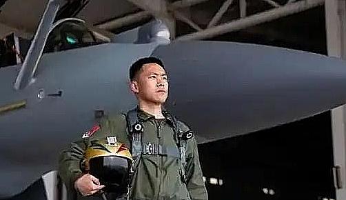 原来战机飞行员这么累，歼16飞行员王文毅曾说，一天在空中巡航的时间超过8个小时，