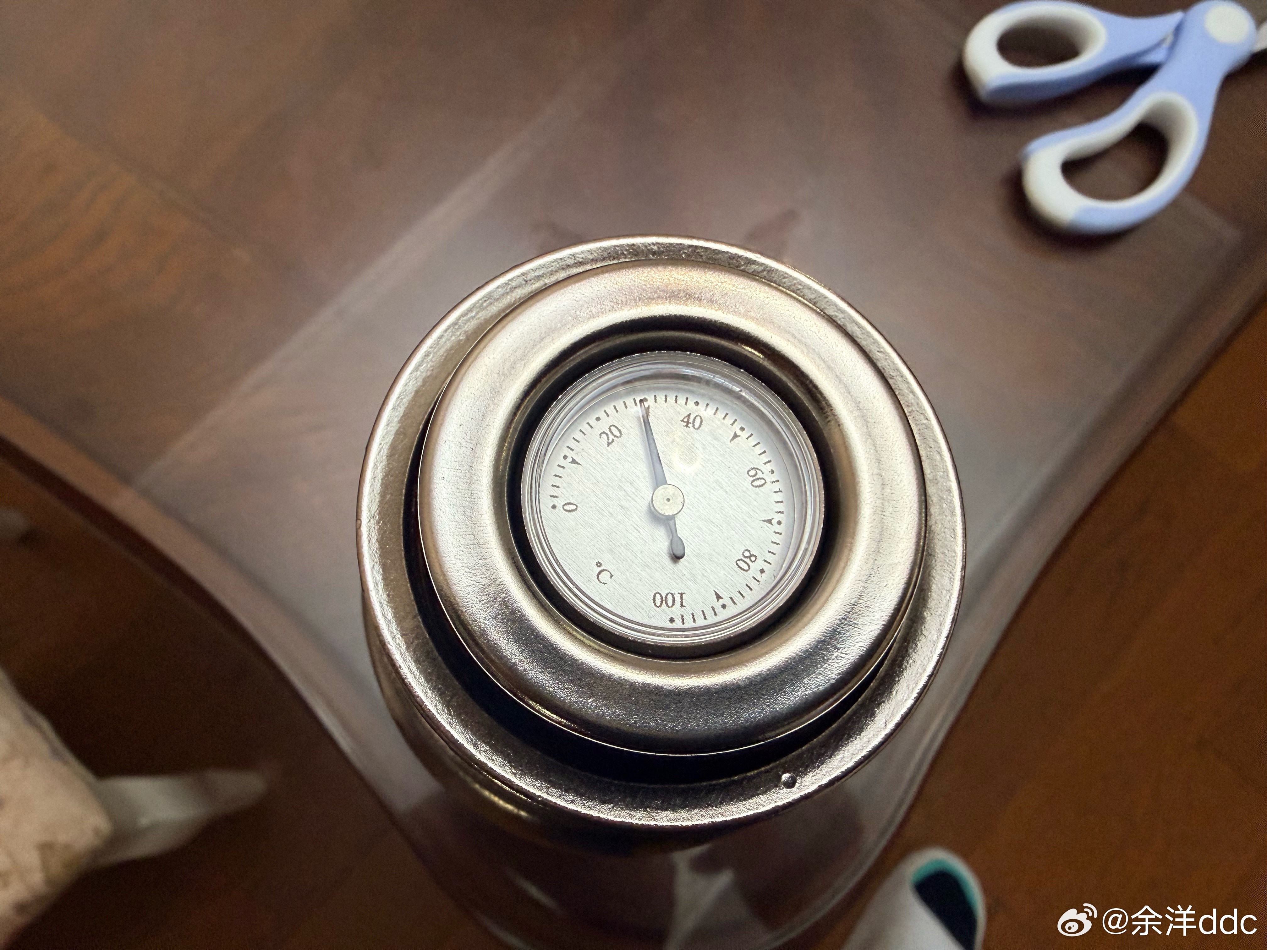 打死不用保温杯，中登最后的倔强…什么？杯子上面有个温度计？可以精确到1摄氏度，那