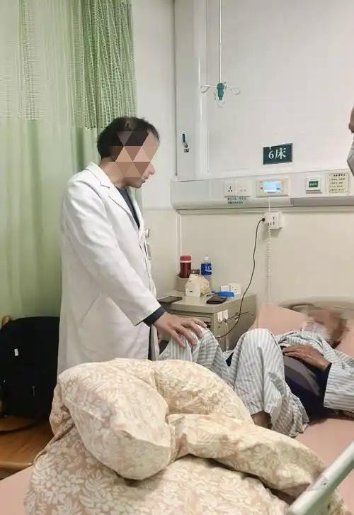 生死看淡！四川一男子患有肝癌晚期，放弃治疗后买了箱啤酒，他浑身插着管子，光着膀子