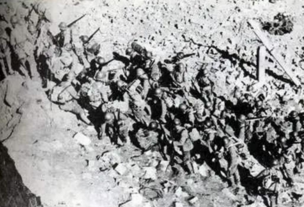 南京大屠杀时候，大量的上流社会的小姐太太们，因为气质高雅出众，肤白貌美大长腿，比