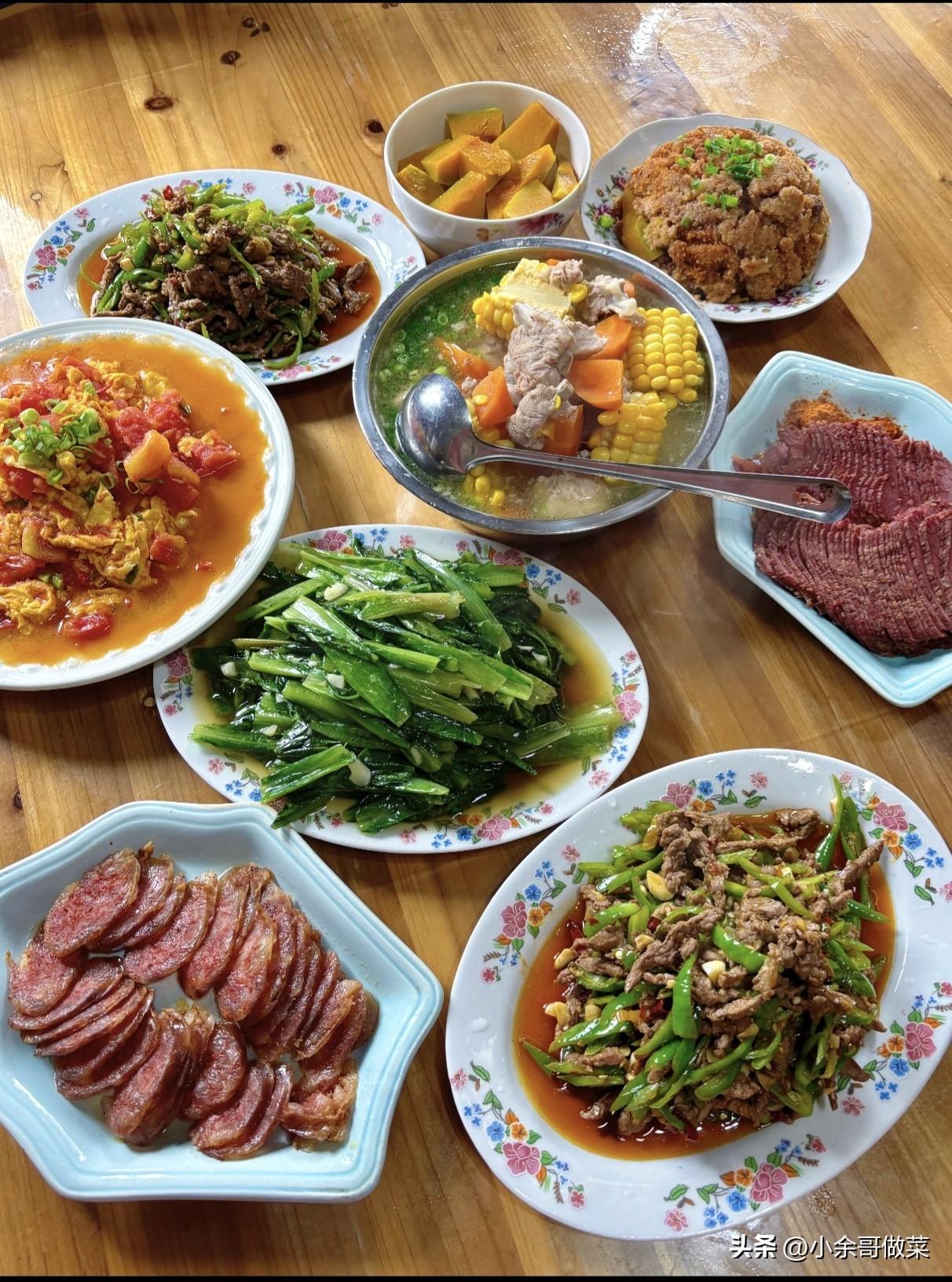 人越长大越发现，成年人的生活，大多数日子都是匆匆忙忙、独来独往。 
每天外卖凑合