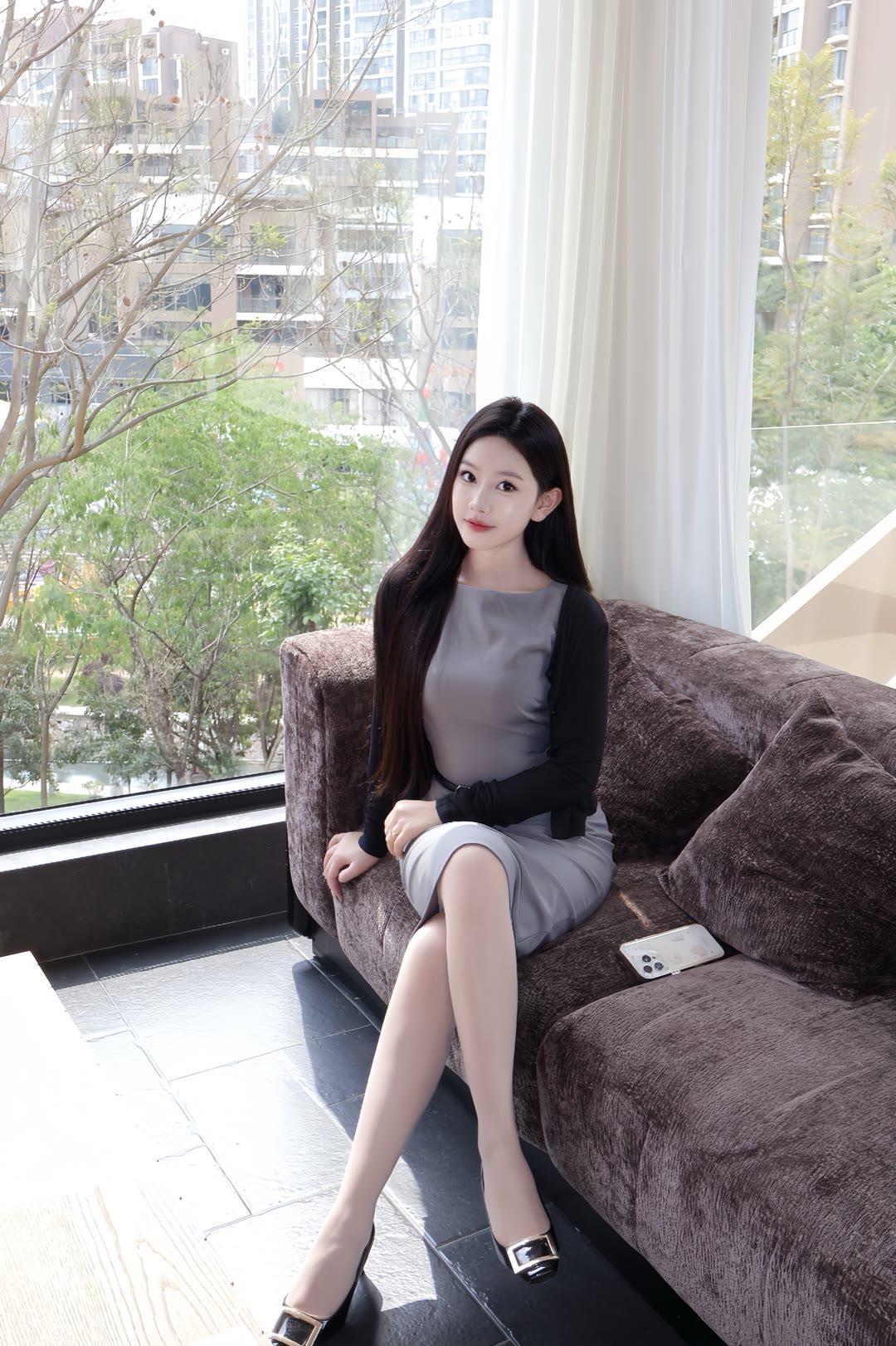 黑色针织开衫搭配灰色修身连衣裙，既有女性的柔美气质，又不失休闲随性的感觉。