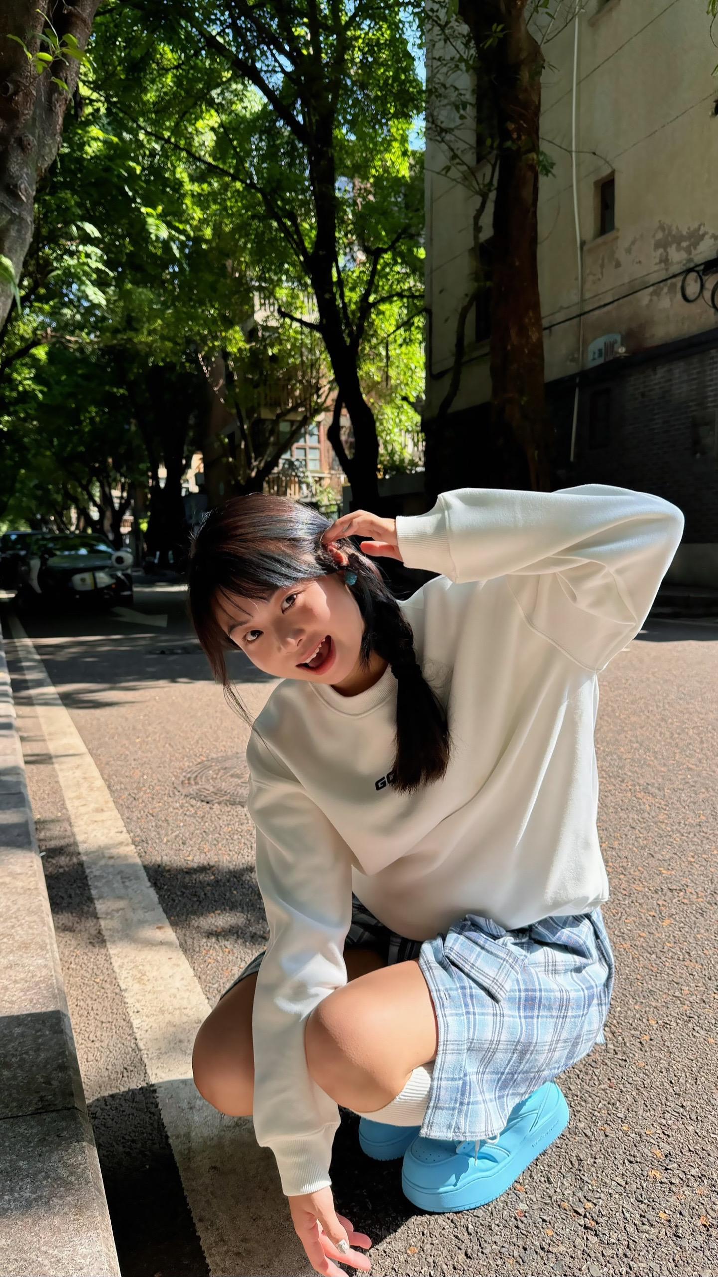 十七岁的我  总爱傻笑着  抬头看你说