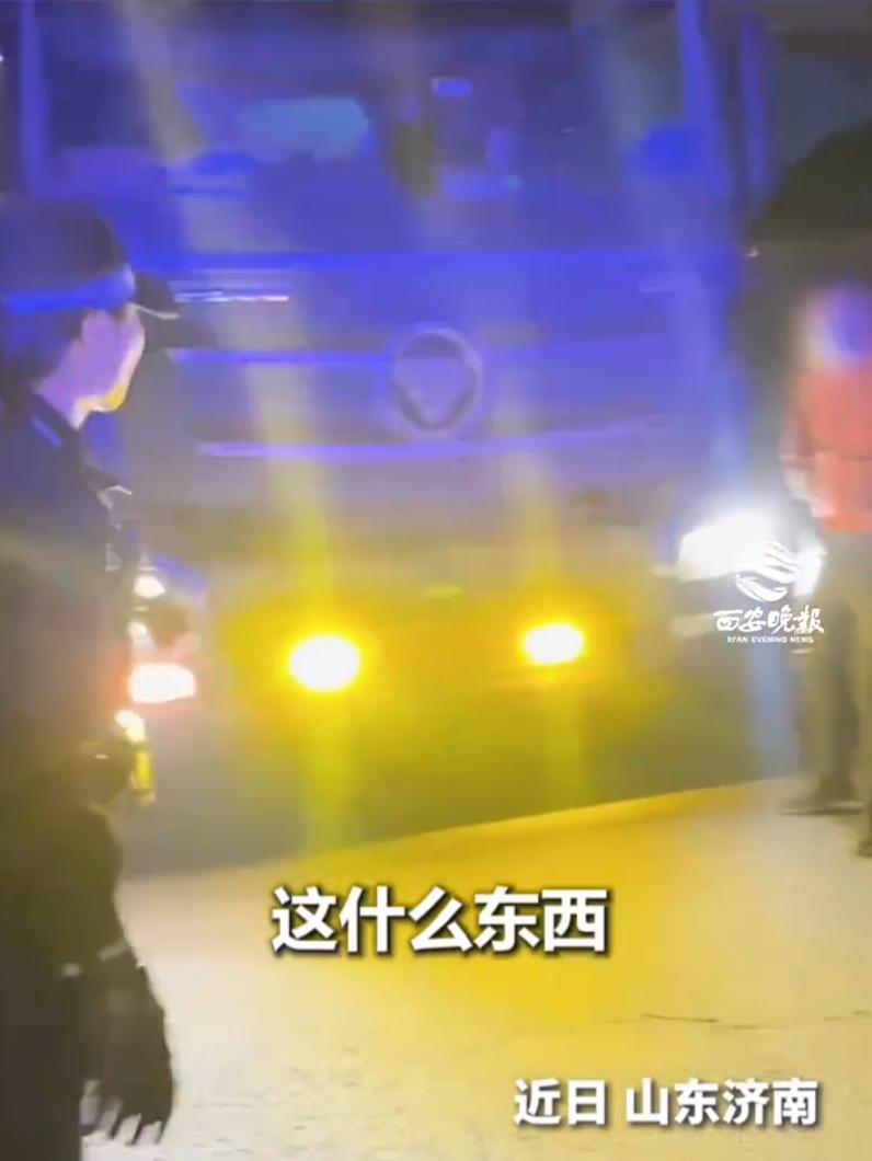 山东济南一位女交警在网上火了，原因是一段她处理大货车加装射灯的视频。整个过程干脆
