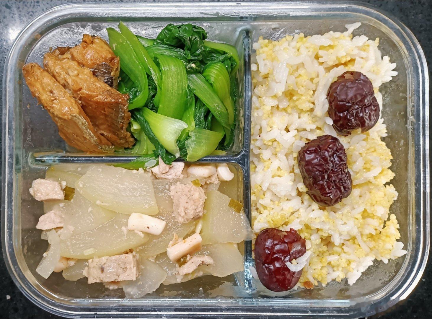 #儿子的午餐##这个问题吃什么# 大米小米大黄米红枣饭，昨天剩的鱿鱼加了点午餐肉